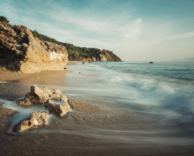 Hohe Schärfentiefe dank Fokus auf hyperfokaler Distanz - Beispiel Strandlandschaft Griechenland