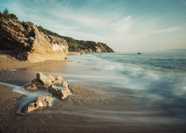 Hohe Schärfentiefe dank Fokus auf hyperfokaler Distanz - Beispiel Strandlandschaft Griechenland